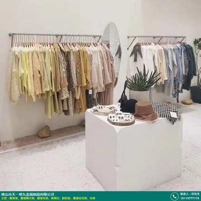 服装货架上的鞋帽产品说明